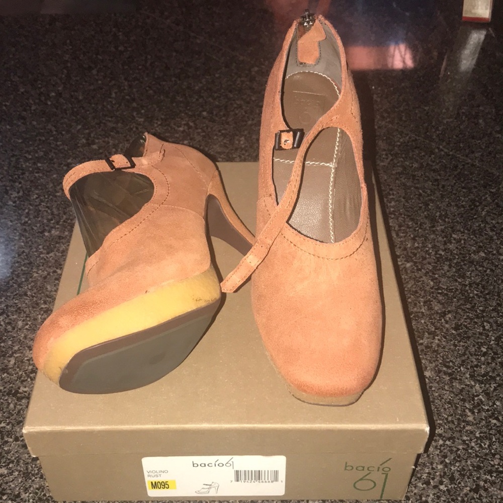 Violino Rust colored bacio pumps in 9.5. New.